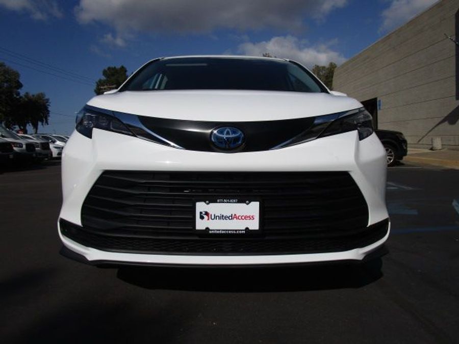 New 2025 Toyota Sienna Hybrid LE - Vantage Mobility Commercial Rear Entry Entry Fold Out Manual Ramp