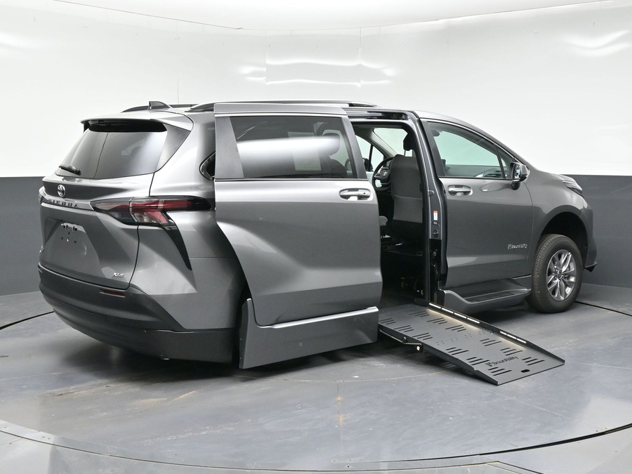 2026 Toyota Sienna XLE - Photo 25