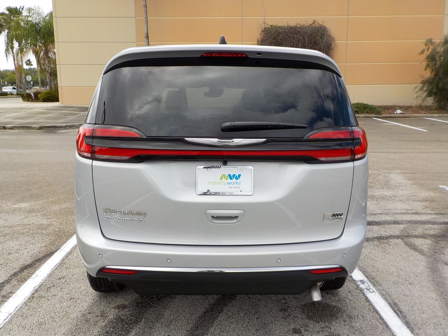 Silver Chrysler Pacifica image number 28