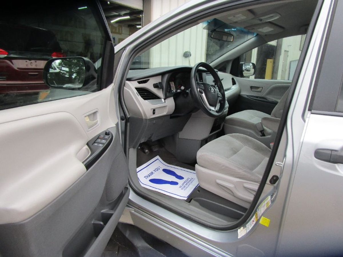 2015 TOYOTA SIENNA - Image 5