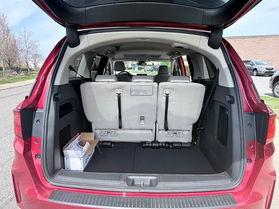 Red Honda Odyssey image number 17