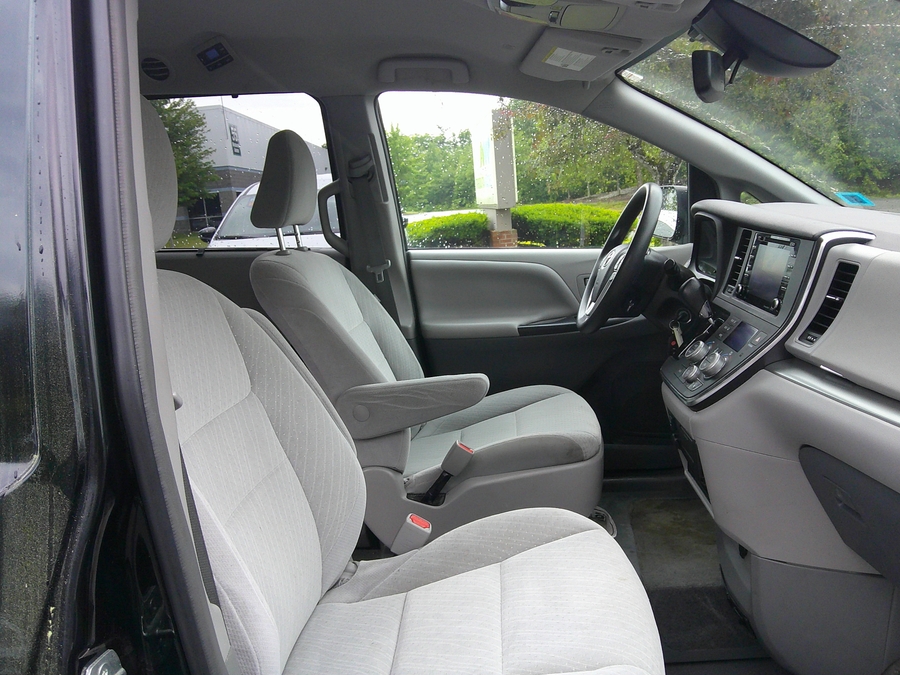 Imagen de la Toyota Sienna negra número 16
