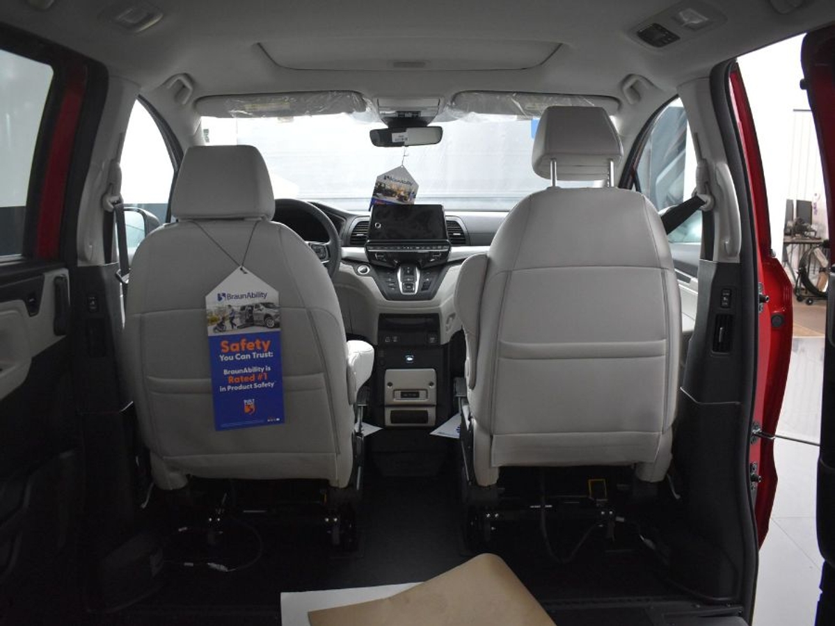 Red Honda Odyssey image number 14