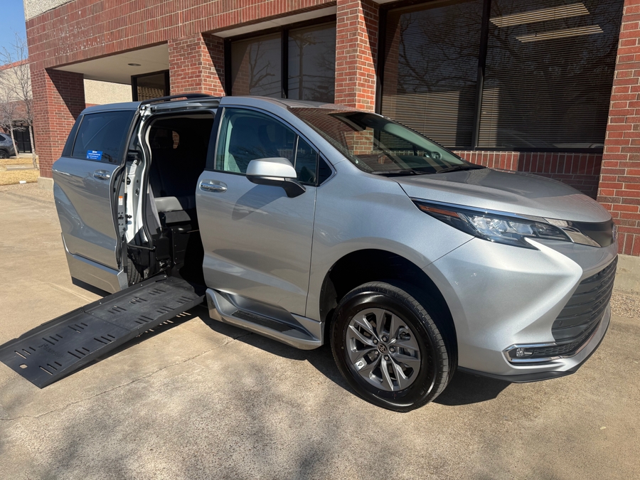 Used 2022 Toyota Sienna Hybrid XLE Base - BraunAbility Side Entry Entry Fold Out Automatic Ramp