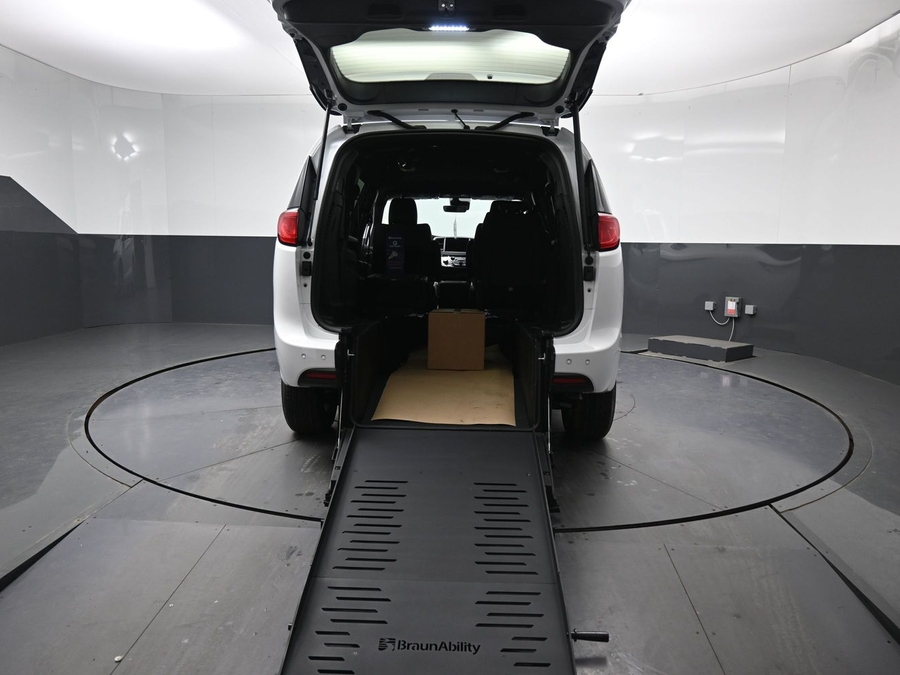 White Chrysler Voyager image number 7