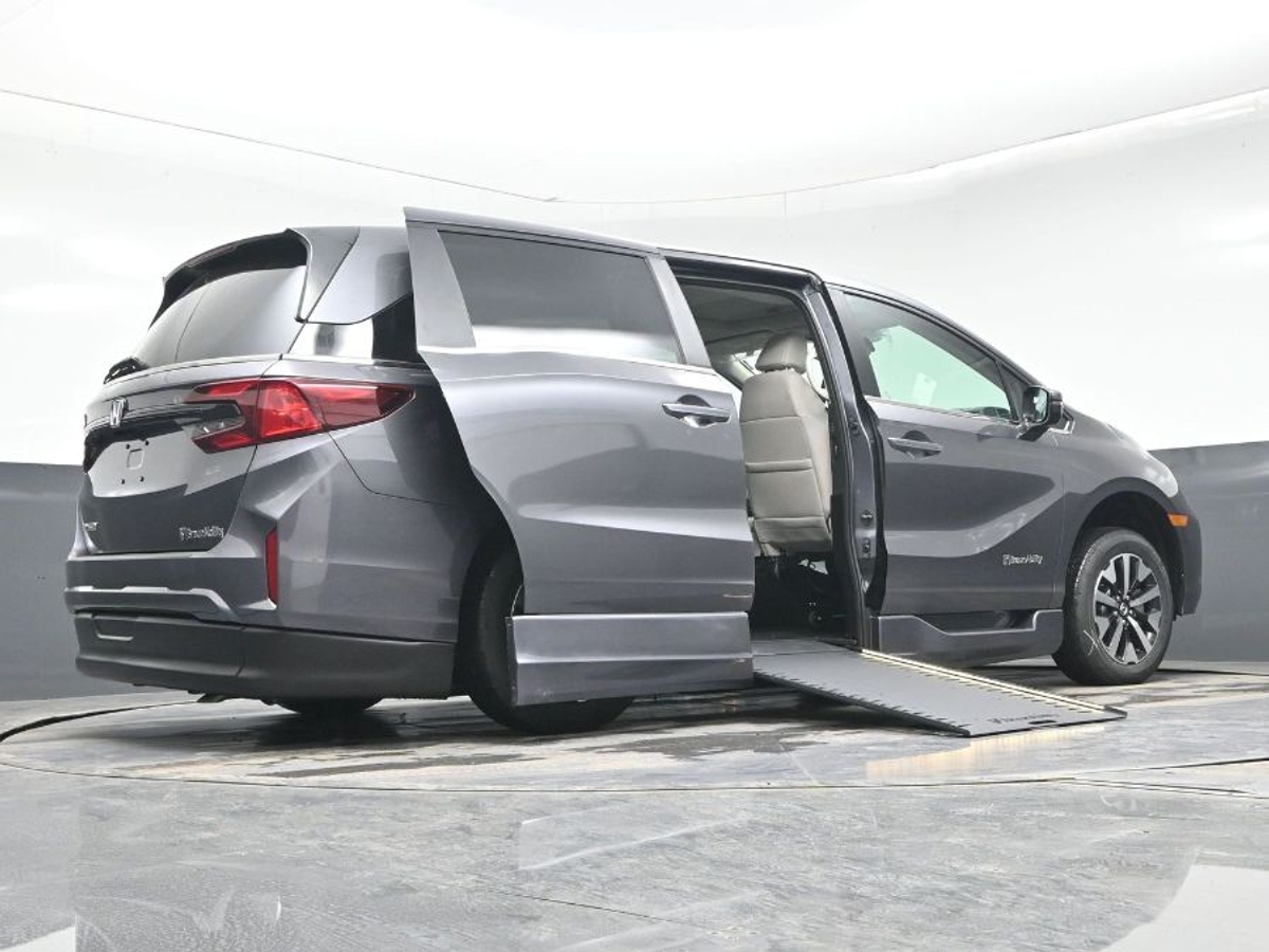 Grey Honda Odyssey image number 21