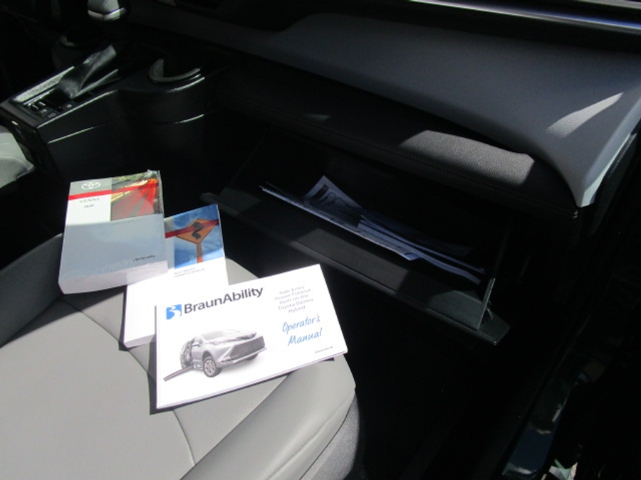 New 2026 Toyota Sienna Hybrid XLE Base - BraunAbility Side Entry Entry Fold Out Automatic Ramp