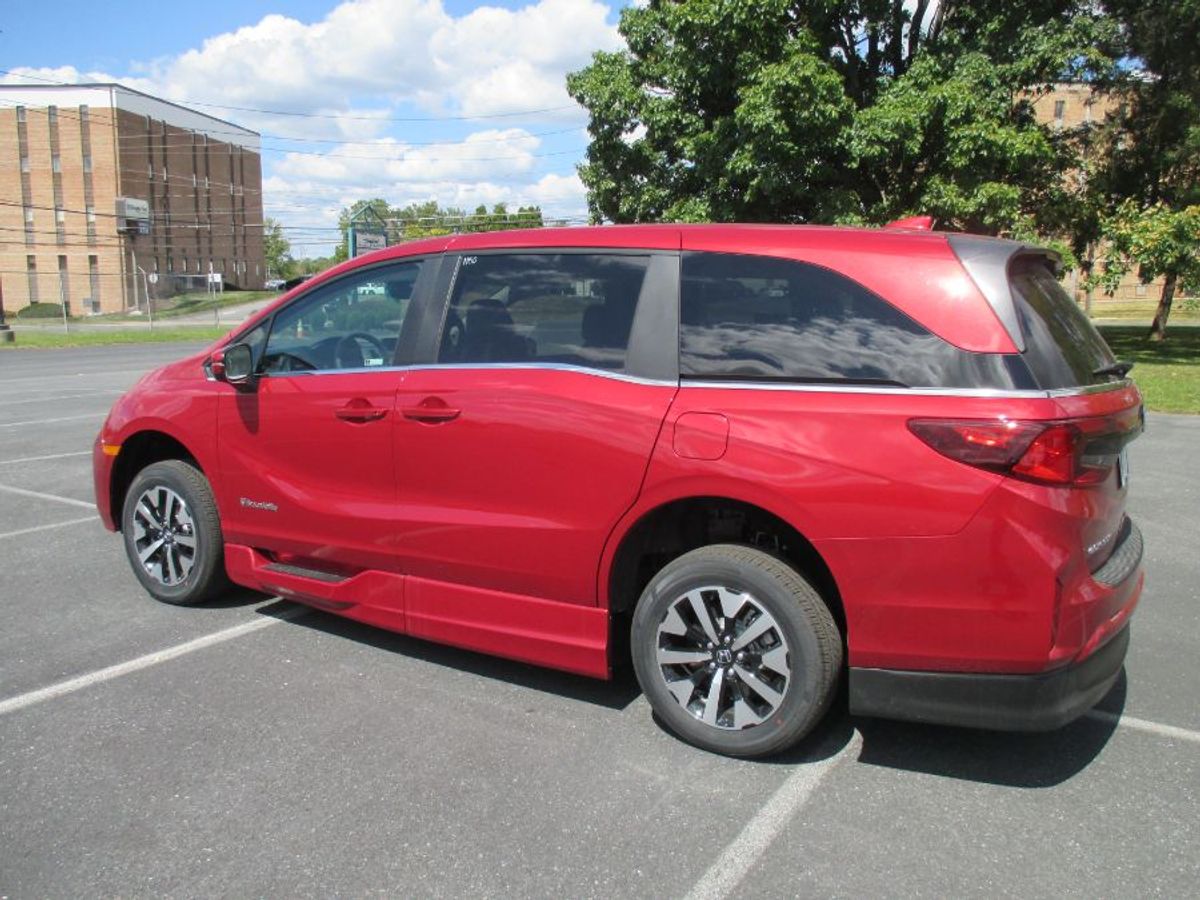 Red Honda Odyssey image number 3