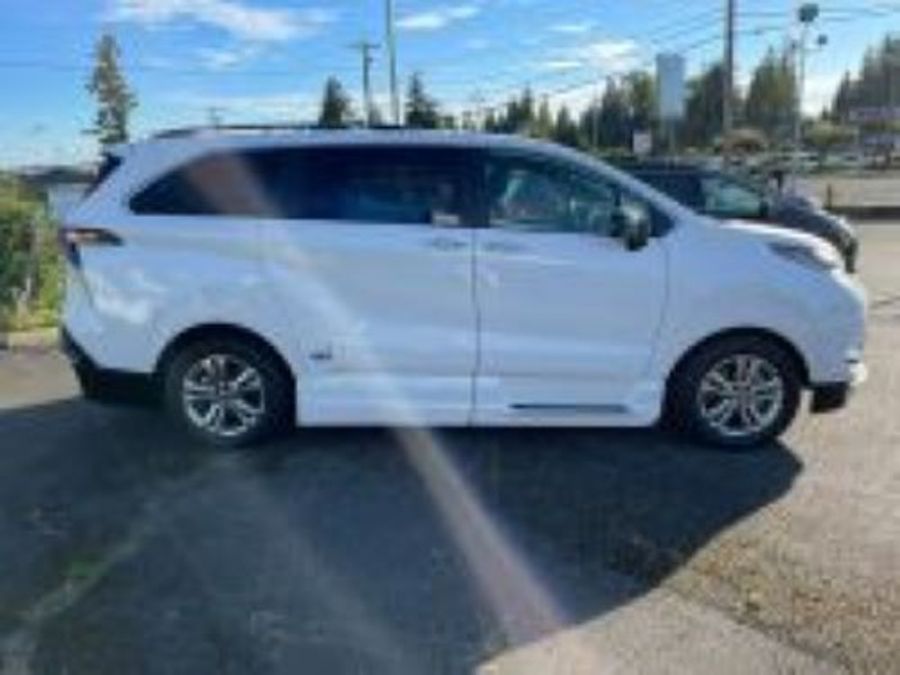 New 2025 Toyota Sienna Hybrid AWD XLE PLUS - VMI Side Entry Entry In Floor Automatic Ramp
