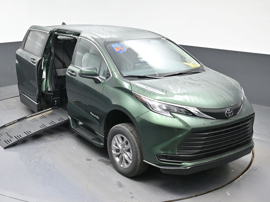 New 2026 Toyota Sienna Hybrid LE - BraunAbility Side Entry Fold Out Automatic Ramp