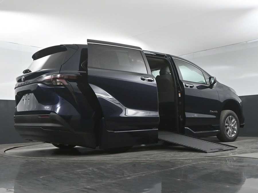 New 2025 Toyota Sienna Hybrid XLE Base - BraunAbility Side Entry Entry In Floor Automatic Ramp