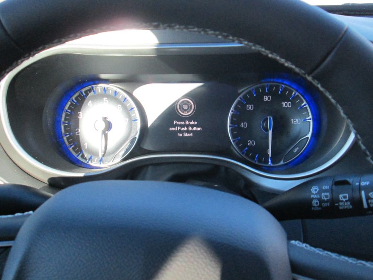 White Chrysler Voyager image number 9