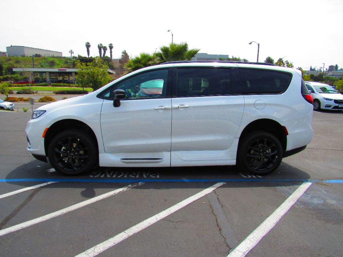 White Chrysler Pacifica image number 5