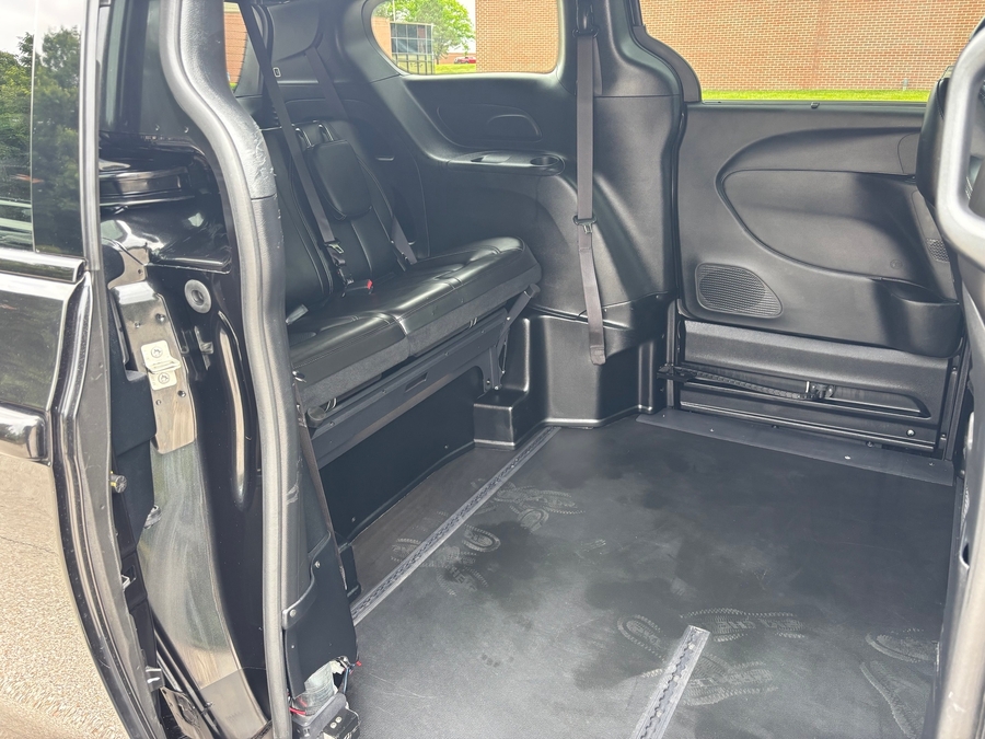 Used 2023 Chrysler Pacifica Touring L - BraunAbility Side Entry Entry Fold Out Automatic Ramp