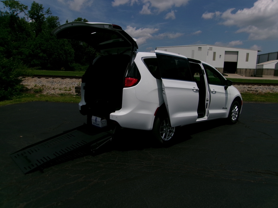 White Chrysler Voyager image number 2