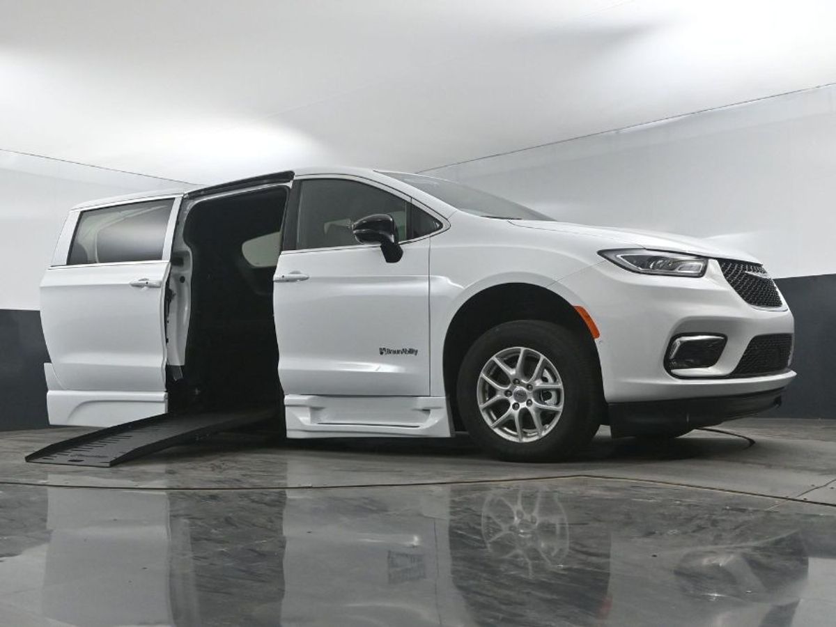 2025 CHRYSLER PACIFICA - Image 10