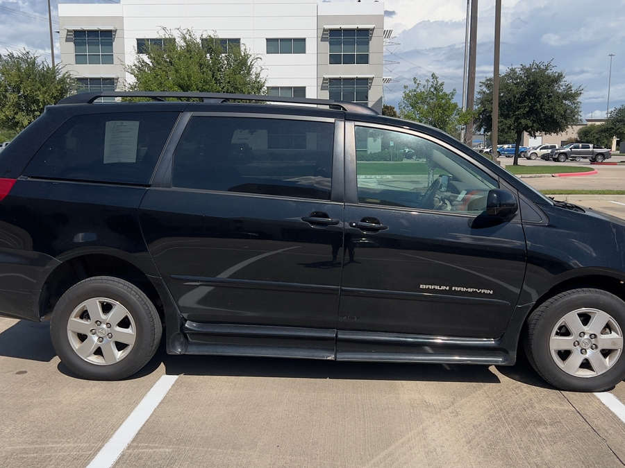 Used 2010 Toyota Sienna LE - BraunAbility Side Entry Entry Fold Out Automatic Ramp