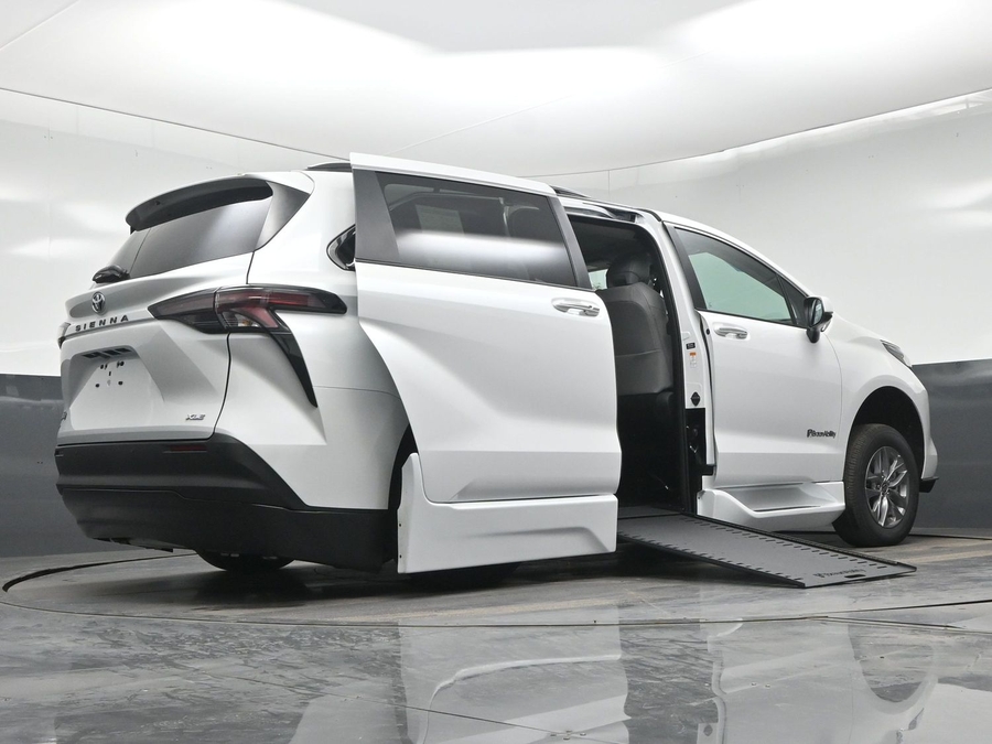 New 2026 Toyota Sienna Hybrid XLE Add - BraunAbility Side Entry In Floor Automatic Ramp