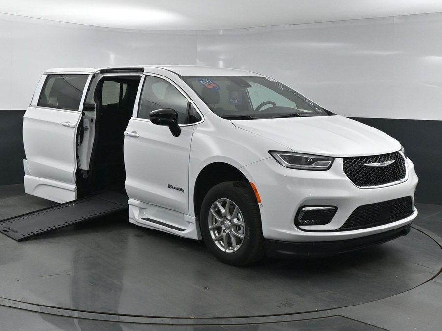 New 2025 Chrysler Pacifica Select Safety - BraunAbility Side Entry Entry In Floor Automatic Ramp