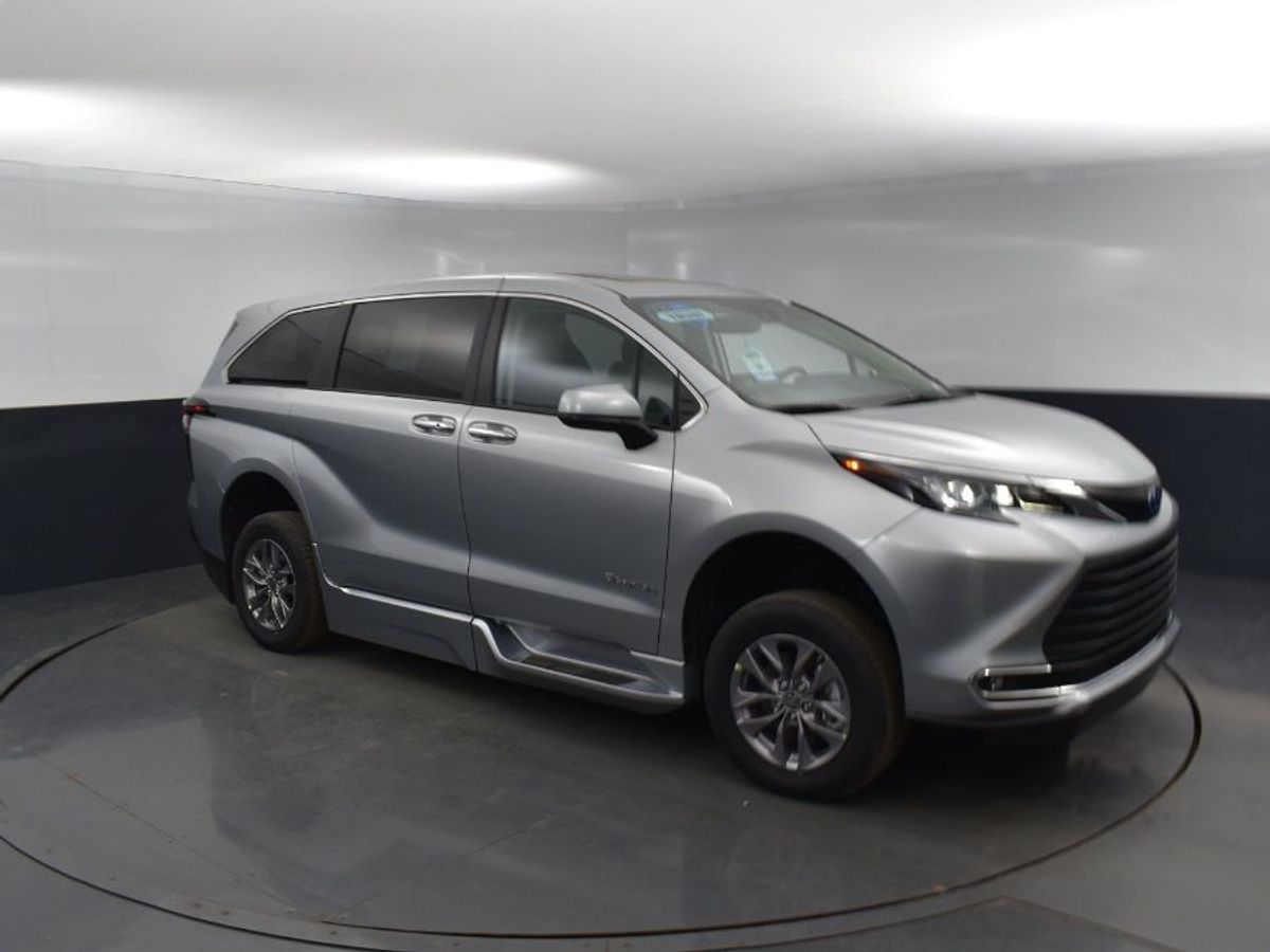 2024 Toyota Sienna XLE - Photo 9