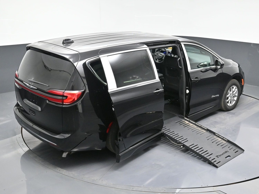 Black Chrysler Pacifica image number 25