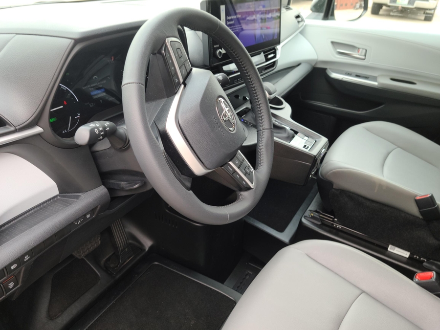 Used 2025 Toyota Sienna Hybrid XLE - BraunAbility Side Entry Entry In Floor Automatic Ramp