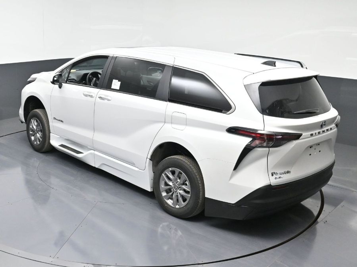 2025 TOYOTA SIENNA - Image 15