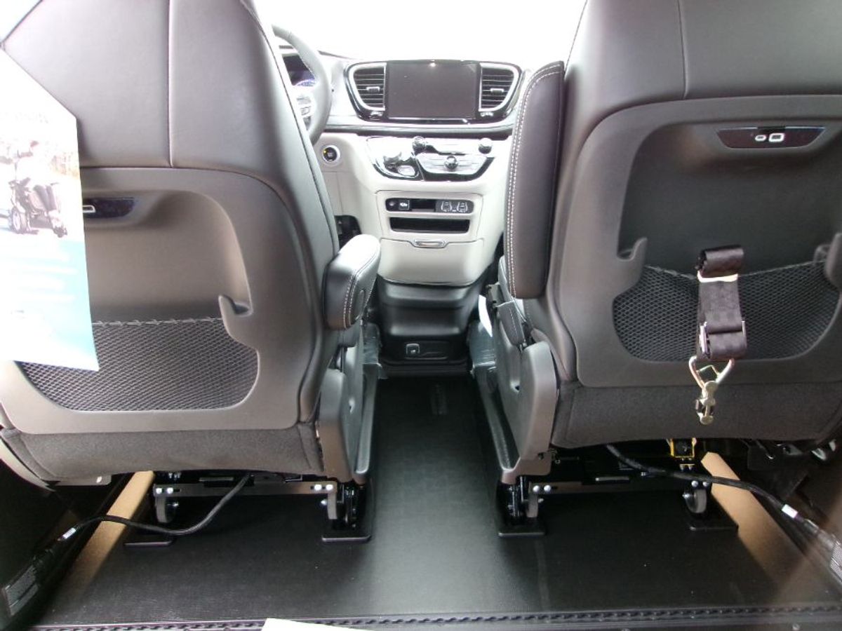 Silver Chrysler Pacifica image number 2
