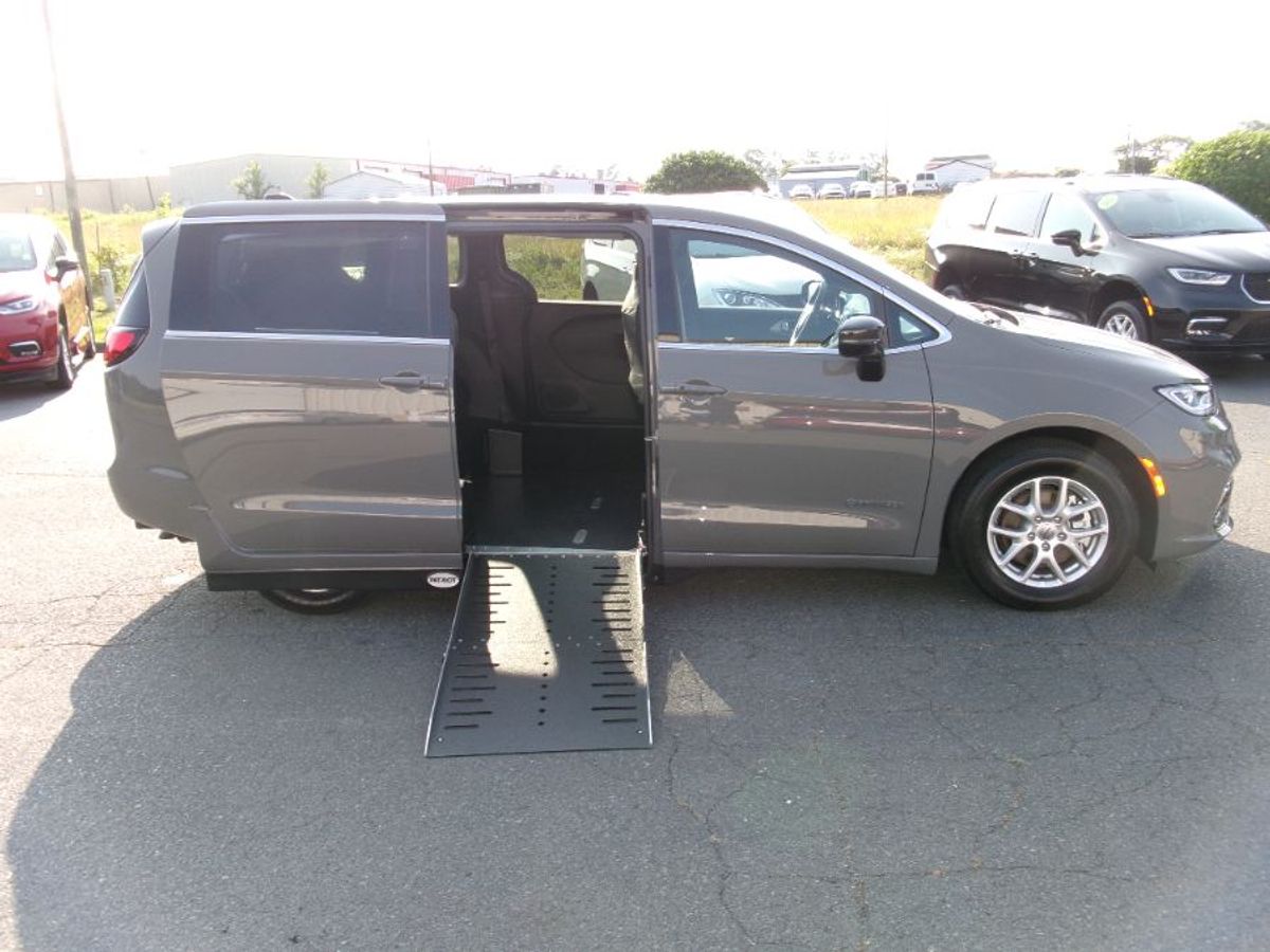 Grey Chrysler Pacifica image number 9