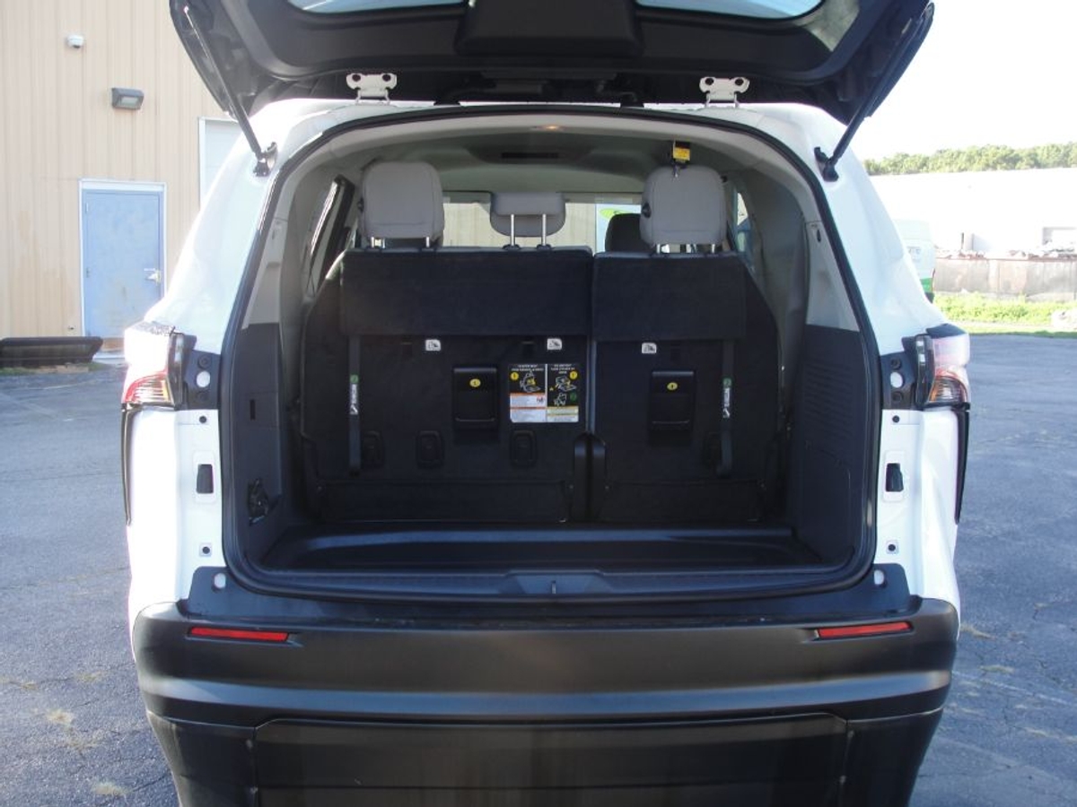 White Toyota Sienna image number 16