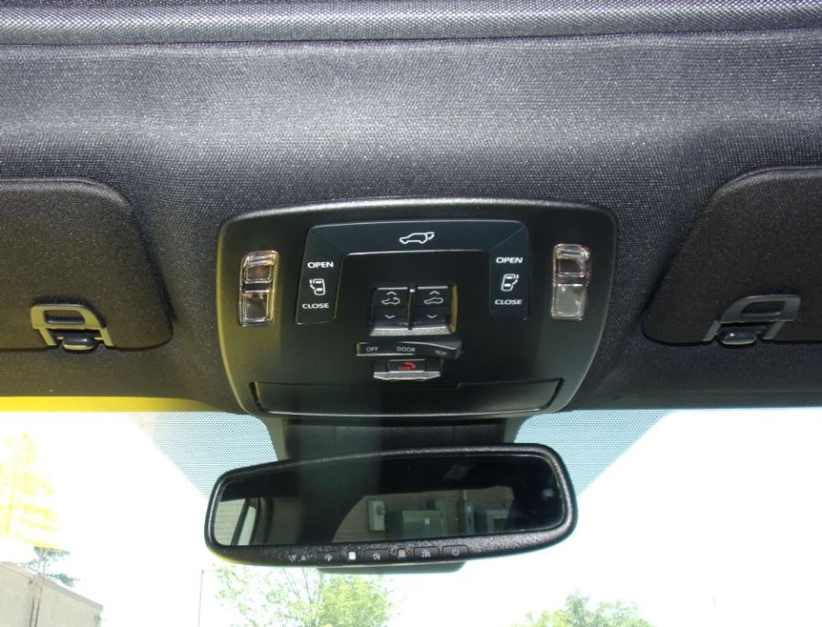 Silver Toyota Sienna image number 12