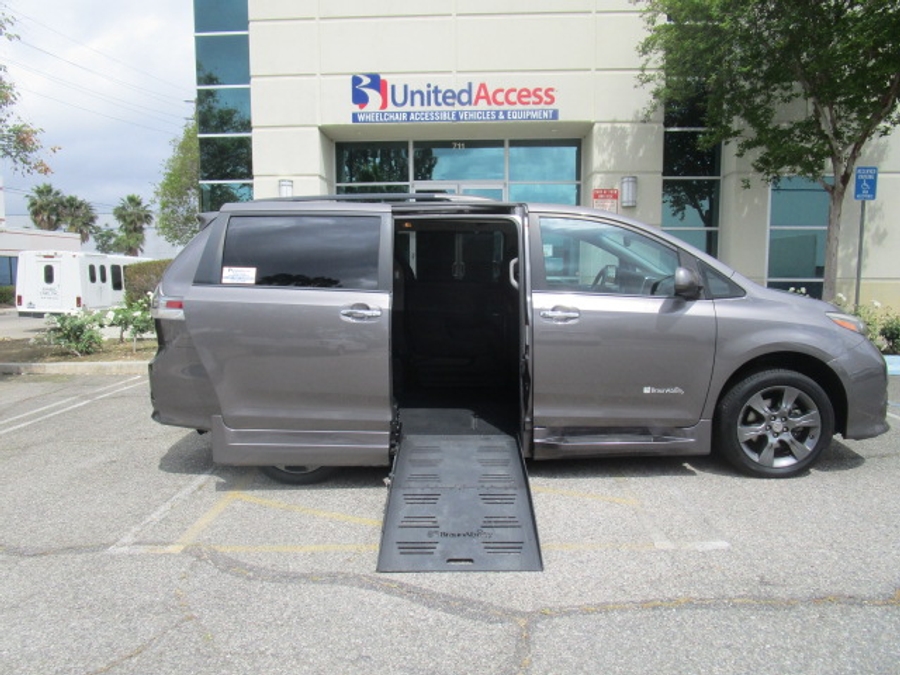 Used 2016 Toyota Sienna SE - BraunAbility Side Entry Entry Fold Out Automatic Ramp