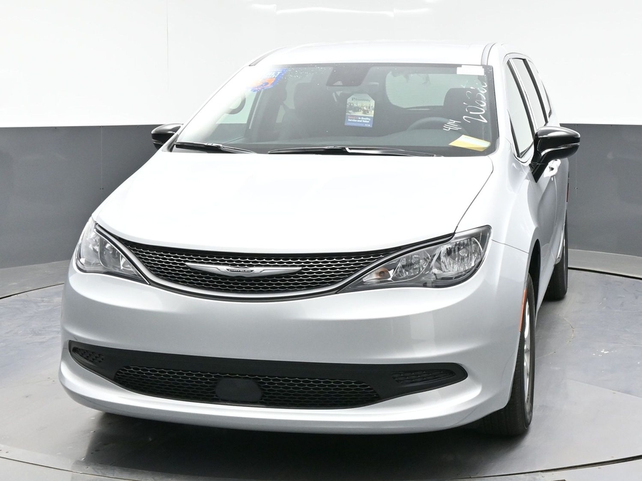 Silver Chrysler Voyager image number 1