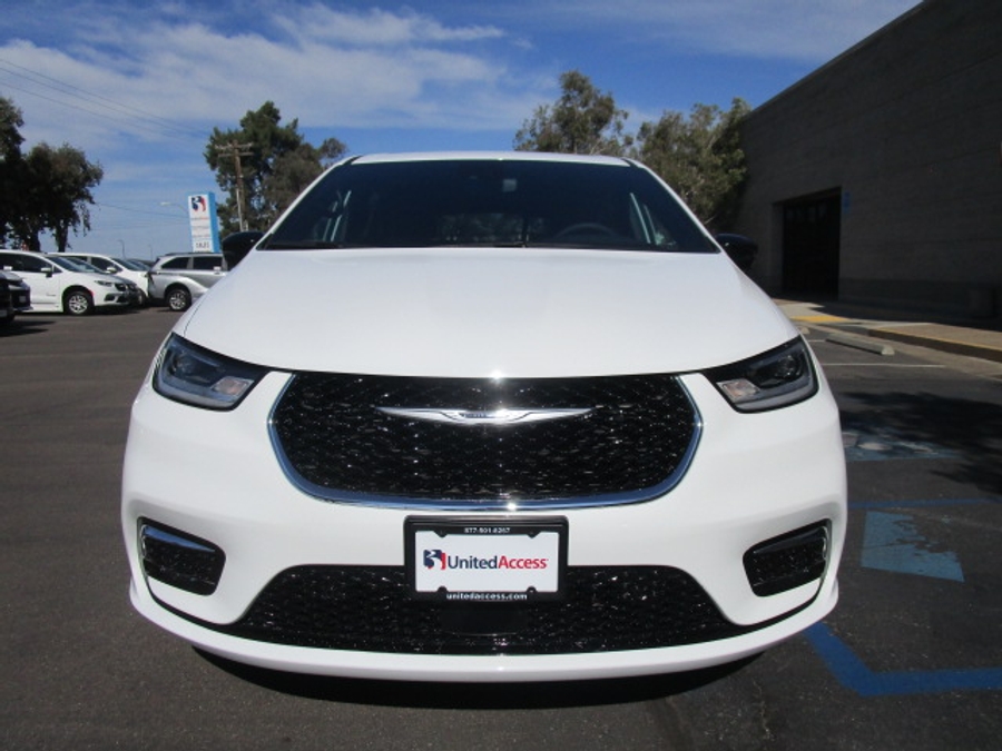 New 2025 Chrysler Pacifica Select Safety - BraunAbility Side Entry Entry Fold Out Automatic Ramp