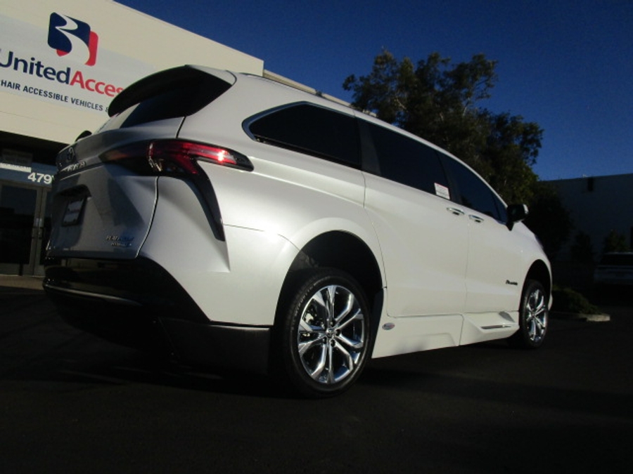 Used 2024 Toyota Sienna Hybrid Platinum - BraunAbility Side Entry Entry Fold Out Automatic Ramp