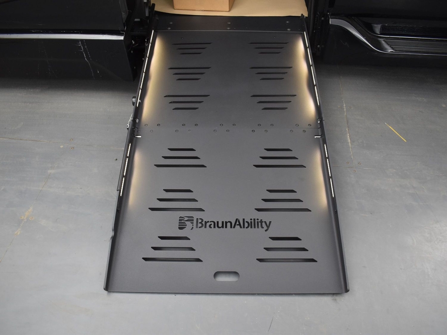 New 2025 Toyota Sienna Hybrid XLE Base - BraunAbility Side Entry Entry Fold Out Automatic Ramp