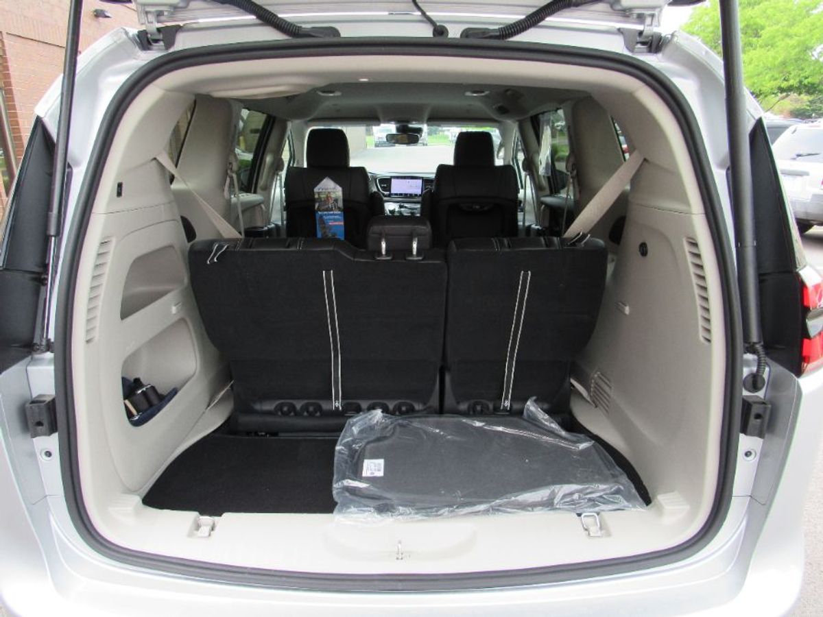 Silver Chrysler Pacifica image number 13