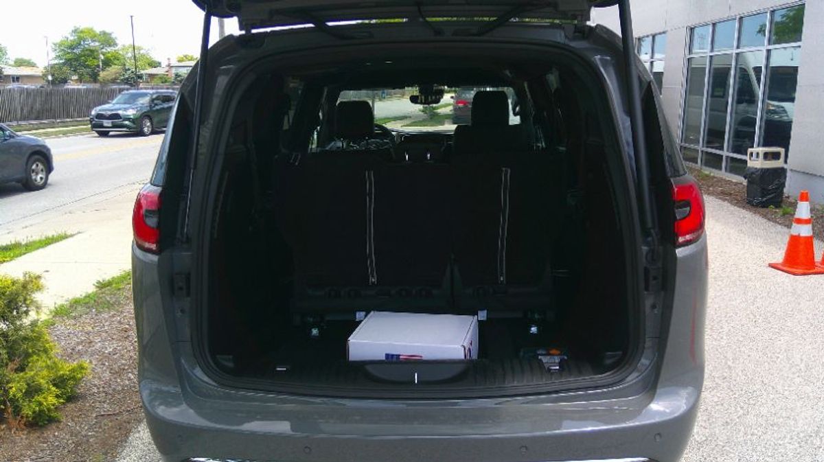 Grey Chrysler Pacifica image number 19