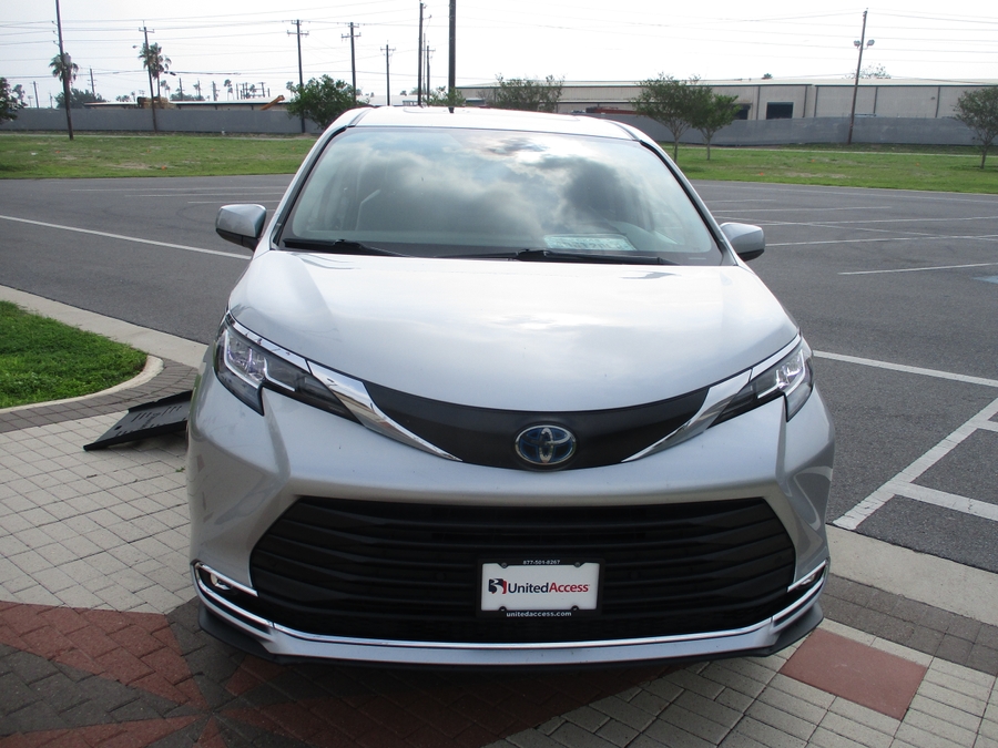 Used 2022 Toyota Sienna XLE - BraunAbility Side Entry Entry Fold Out Automatic Ramp