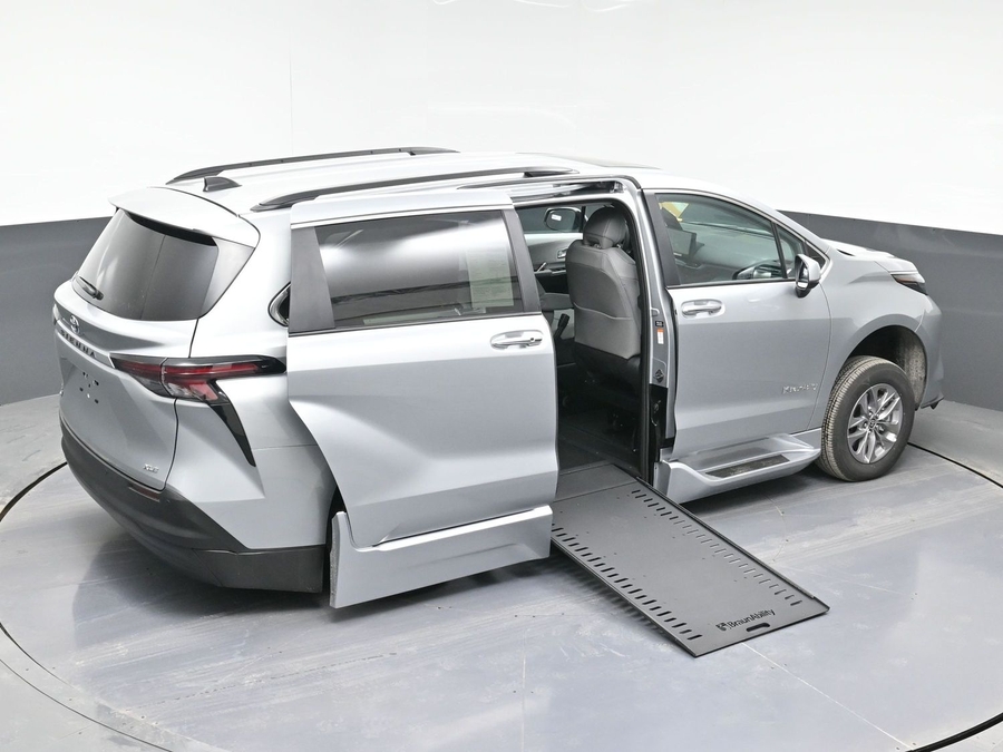 New 2025 Toyota Sienna Hybrid XLE Plus - BraunAbility Side Entry Entry In Floor Automatic Ramp