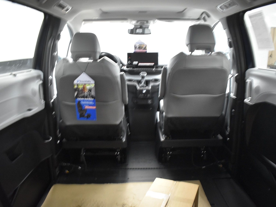 New 2025 Toyota Sienna Hybrid XLE Plus - BraunAbility Side Entry Entry In Floor Automatic Ramp