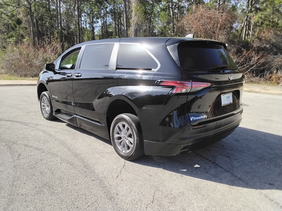 Black Toyota Sienna image number 2