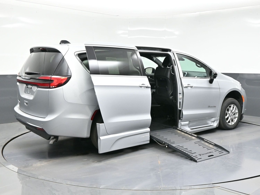 2026 Chrysler Pacifica Select's photo