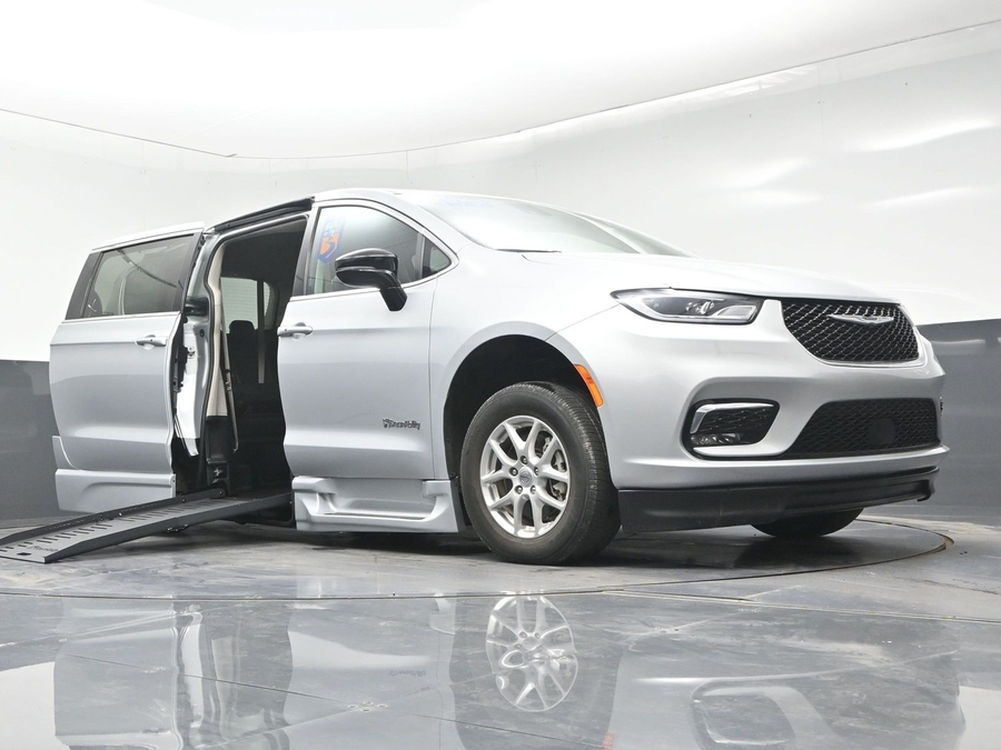 Silver Chrysler Pacifica image number 12