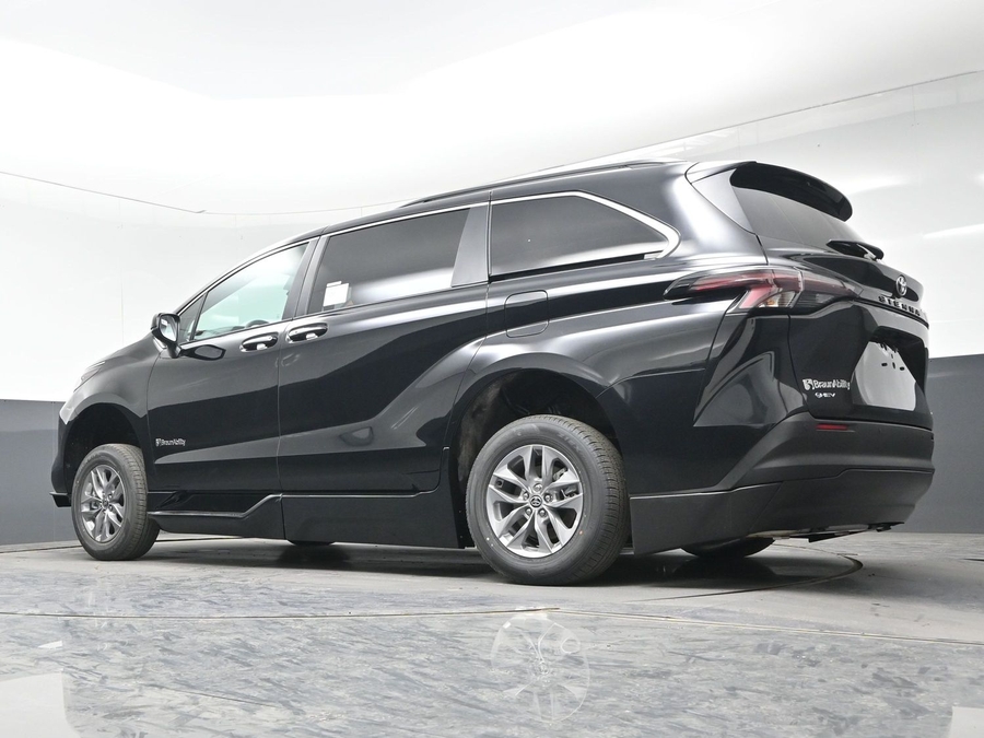 New 2026 Toyota Sienna Hybrid XLE Base - BraunAbility Side Entry Entry Fold Out Automatic Ramp