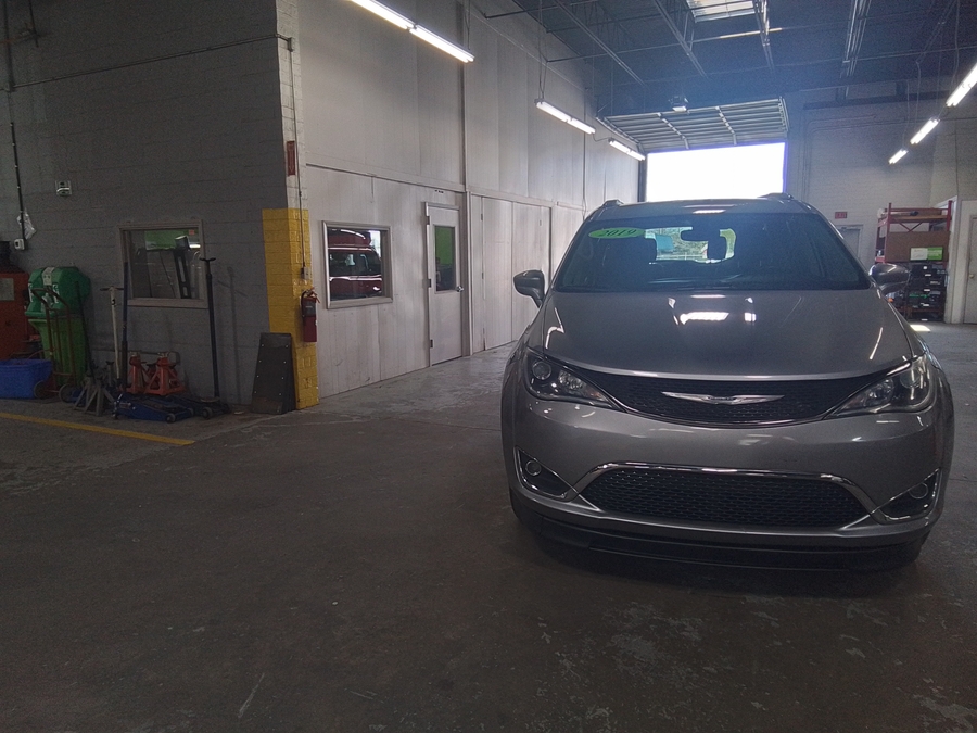Silver Chrysler Pacifica image number 1