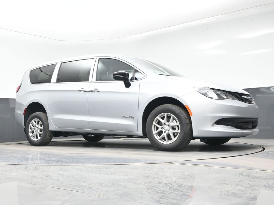 Silver Chrysler Voyager image number 22