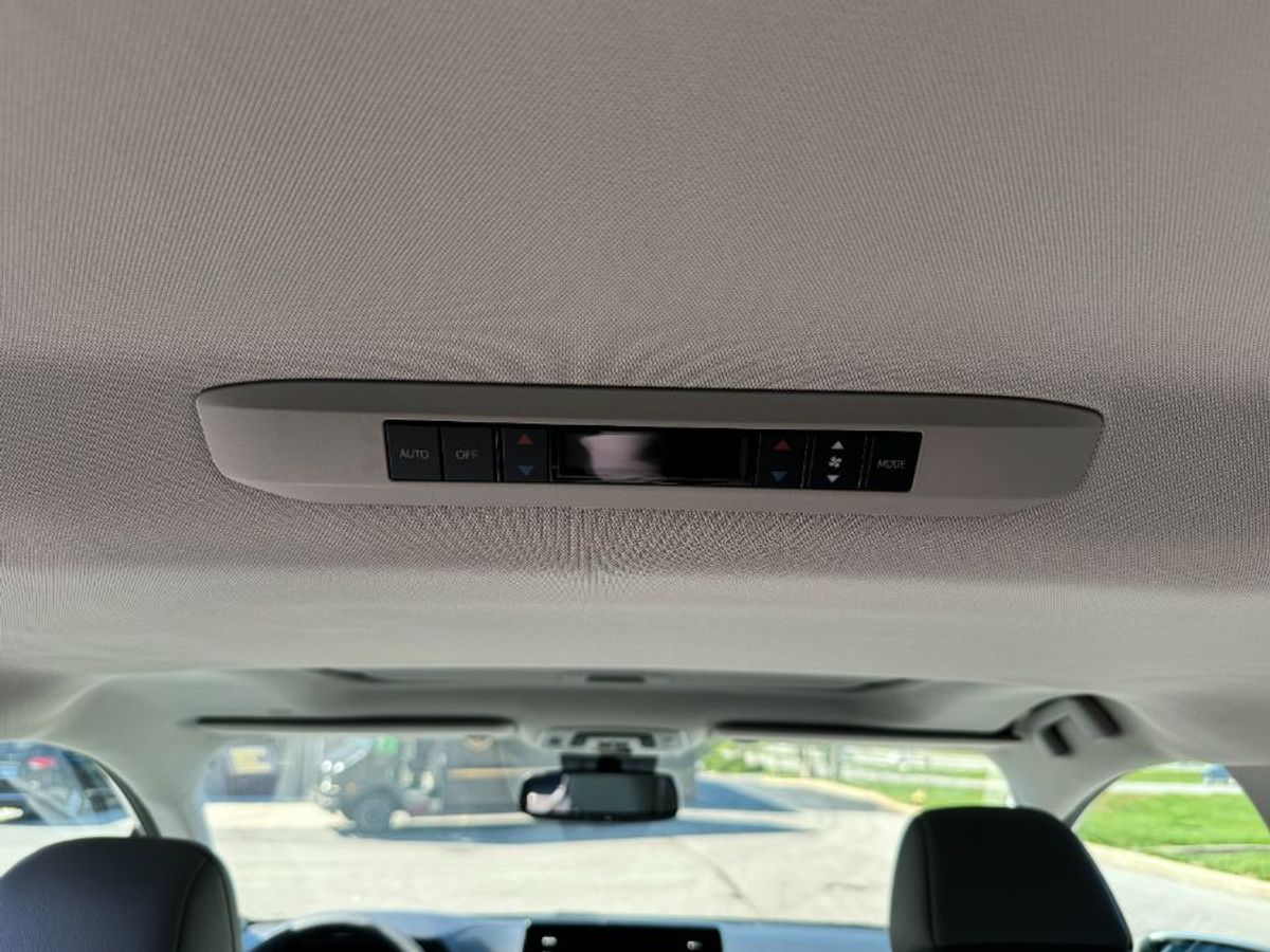 Silver Toyota Sienna image number 9