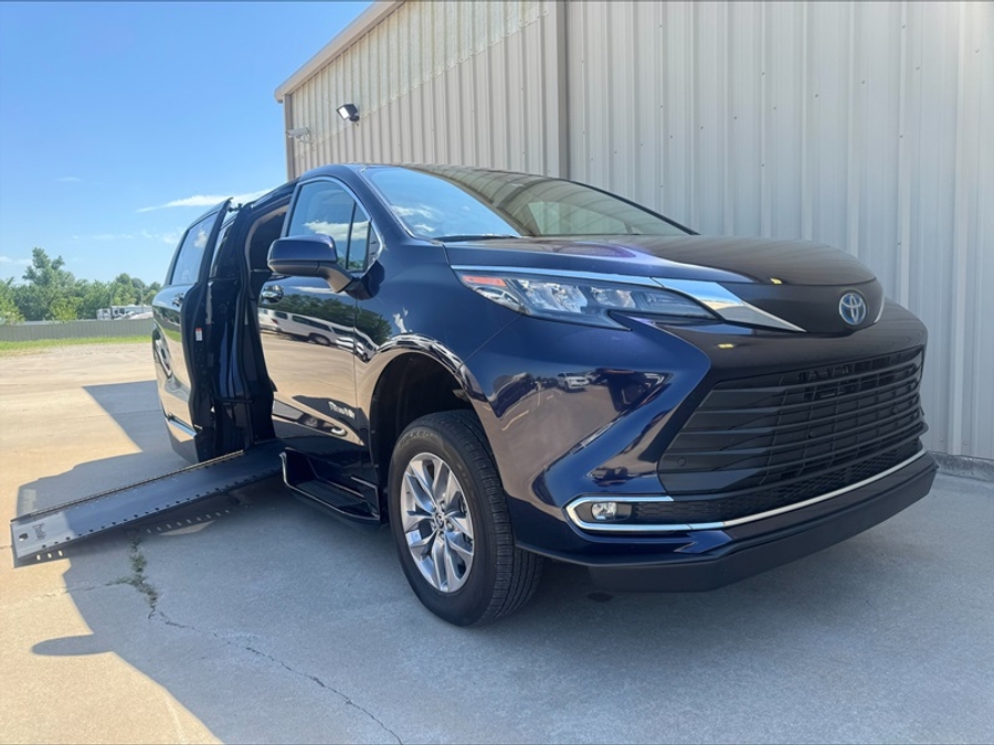 Used 2024 Toyota Sienna Hybrid XLE - BraunAbility Side Entry Entry In Floor Automatic Ramp