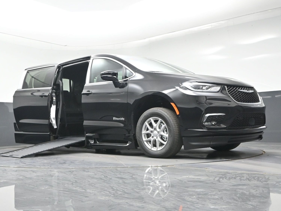Black Chrysler Pacifica image number 17
